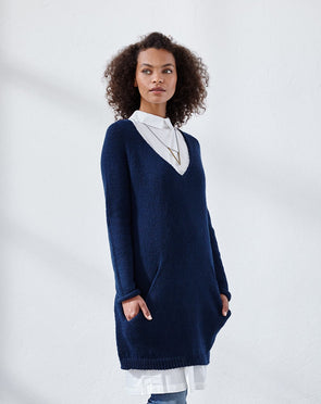 Hillary Version A // This easy, slouchy tunic is wonderfully cozy to wear. The diagonal free-hanging pockets are knitted seamlessly as you go, so when you are finished knitting, you only need to close the underarm gap and add, if you like, a neckline ribbing.